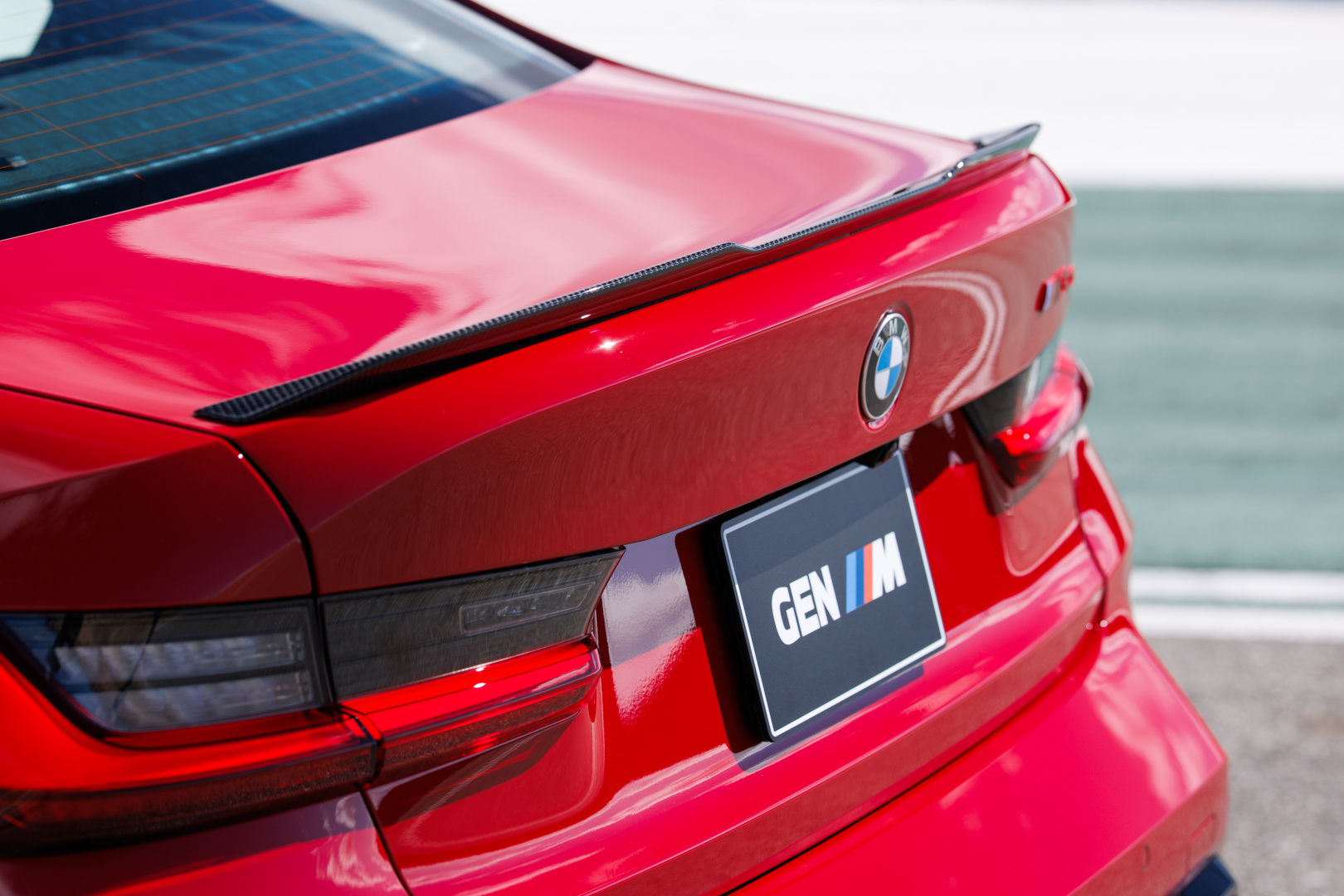 SMALL_P90641070_highRes_the-bmw-m3-cs-handsc